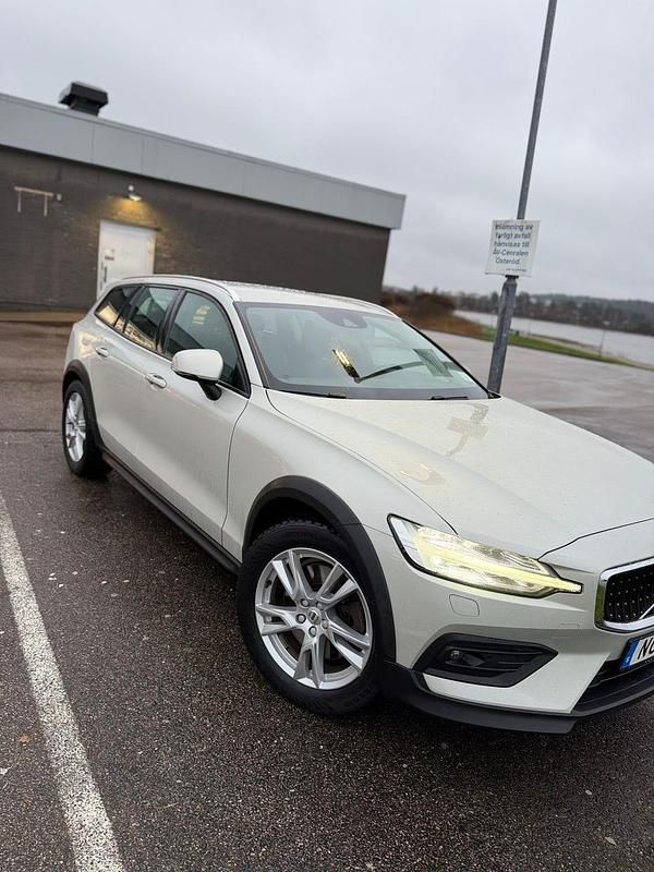 Vit/grå Begagnad 2019 Volvo V60 CC Kombi | 240 000 kr (Marknadspris) - Bild 1/4