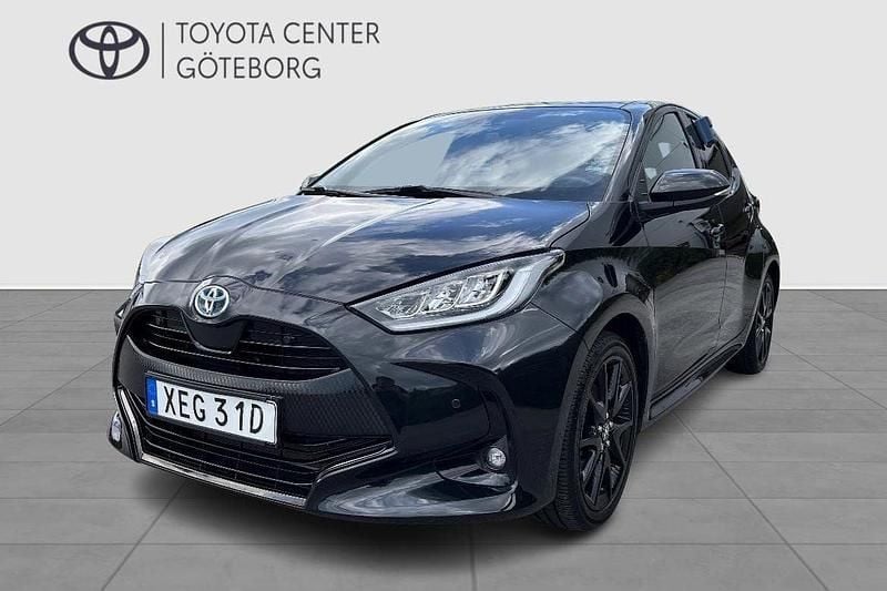 Svart Begagnad 2022 Toyota Yaris Hybrid Style Halvkombi | 234 900 kr (Marknadspris) - Bild 1/3