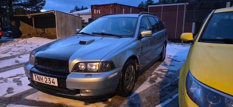 Begagnad 2003 Volvo V40 Kombi | 20 000 kr (Dyr) - Bild 1/4