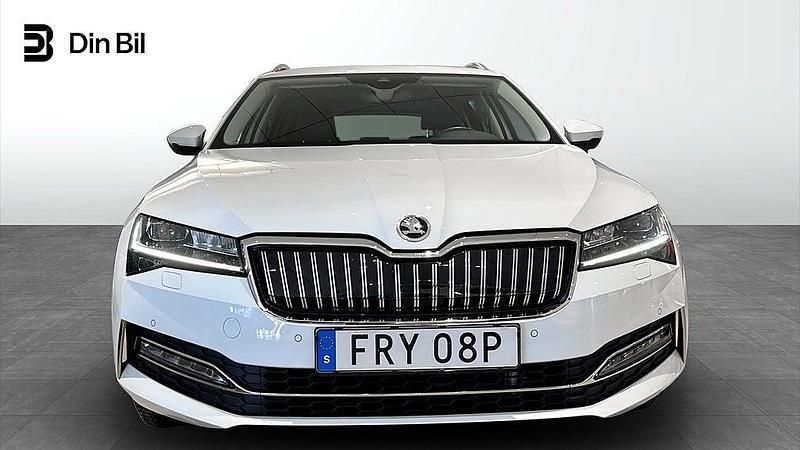 Begagnad Skoda Superb LAURIN & KLEMENT 156 HK (114 kW) 2023 Moon white metallic Kombi