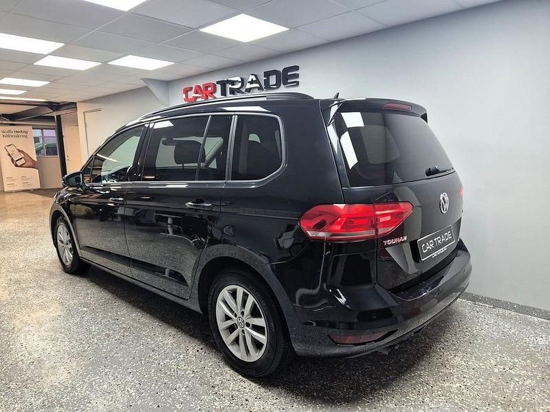 Begagnad VW Touran 150 HK (110 kW) 2017 Svart Minibuss