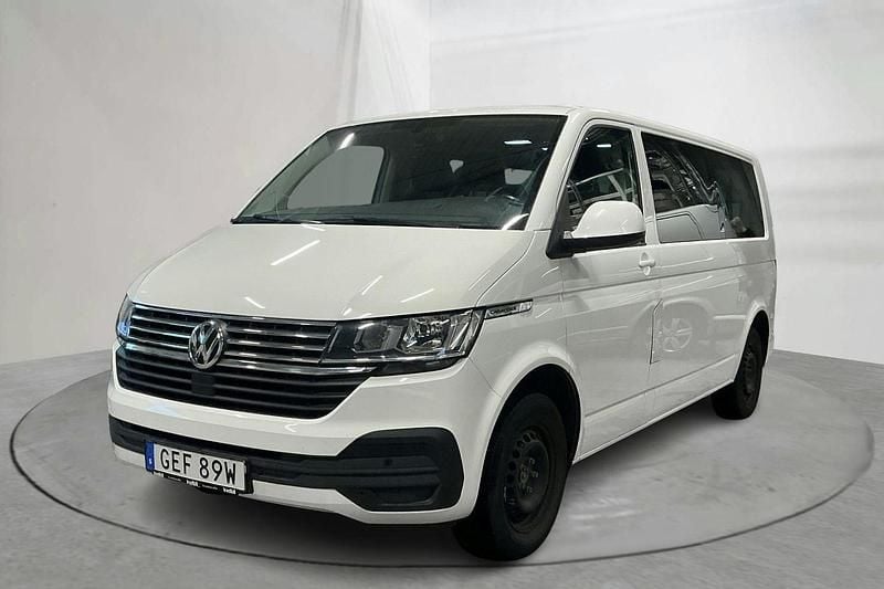 Vit Begagnad 2020 VW Caravelle Comfortline Minibuss | 369 000 kr (Marknadspris) - Bild 1/4
