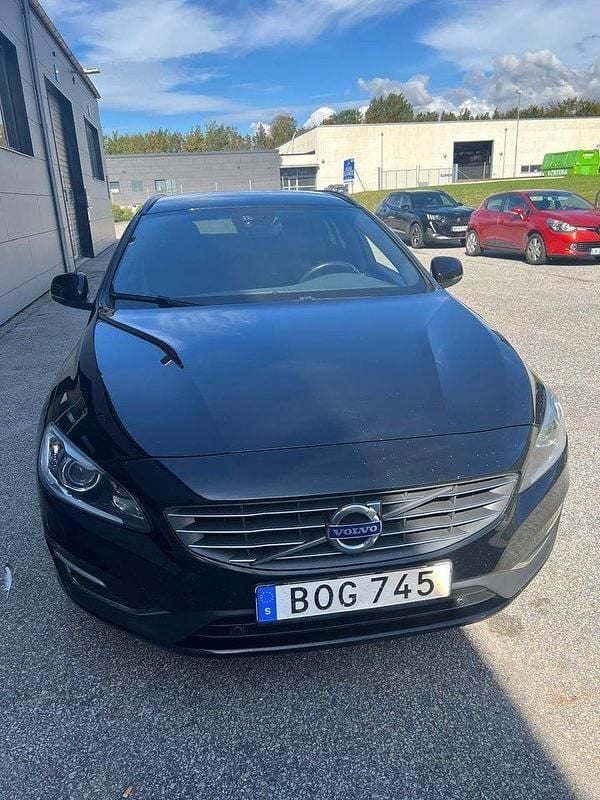 Svart Begagnad 2017 Volvo V60 Momentum Kombi | 128 000 kr (Marknadspris) - Bild 1/4