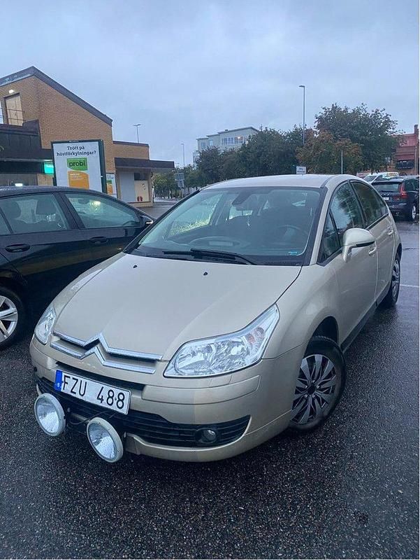 Brun Begagnad 2008 Citroën C4 Halvkombi | 24 000 kr (Marknadspris) - Bild 1/4