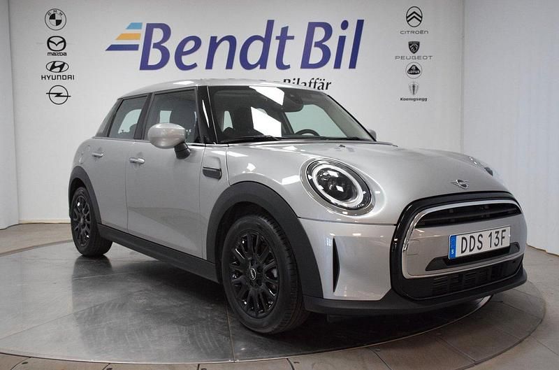 Grå Begagnad 2024 Mini Cooper Halvkombi | 259 500 kr (Marknadspris) - Bild 1/4