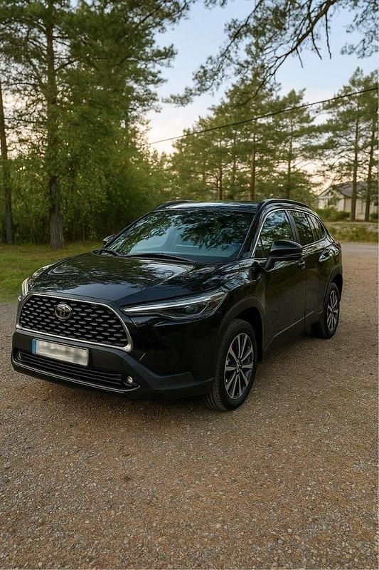 Svart Begagnad 2024 Toyota Corolla Cross Executive SUV | 365 000 kr (Marknadspris) - Bild 1/1