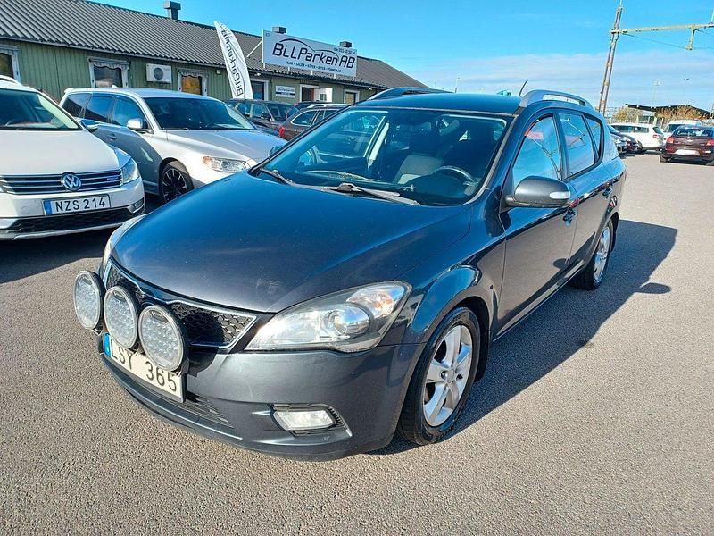 Grå Begagnad 2011 Kia Ceed Sportswagon Kombi | 24 900 kr (Marknadspris) - Bild 1/4