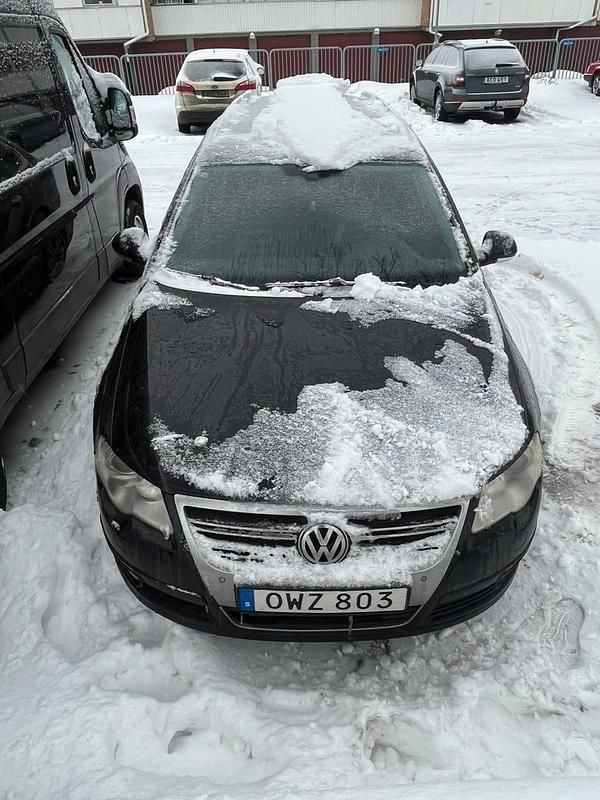 Svart Begagnad 2010 VW Passat Kombi | 30 000 kr (Marknadspris) - Bild 1/4