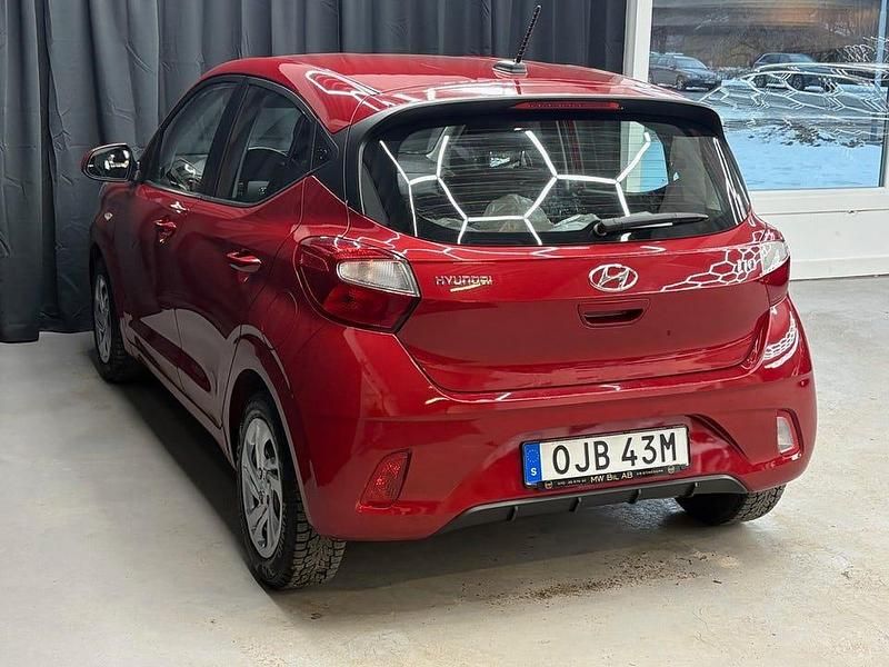 Begagnad Hyundai i10 Essential 67 HK (49 kW) 2023 Röd Halvkombi