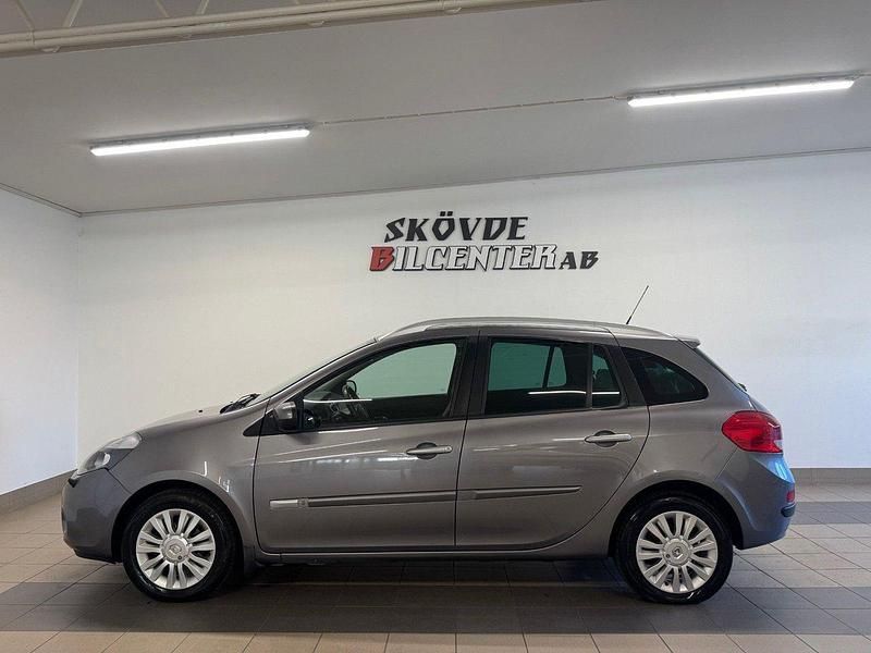 Grå Begagnad 2011 Renault Clio GrandTour Kombi | 39 500 kr (Bra pris) - Bild 1/4