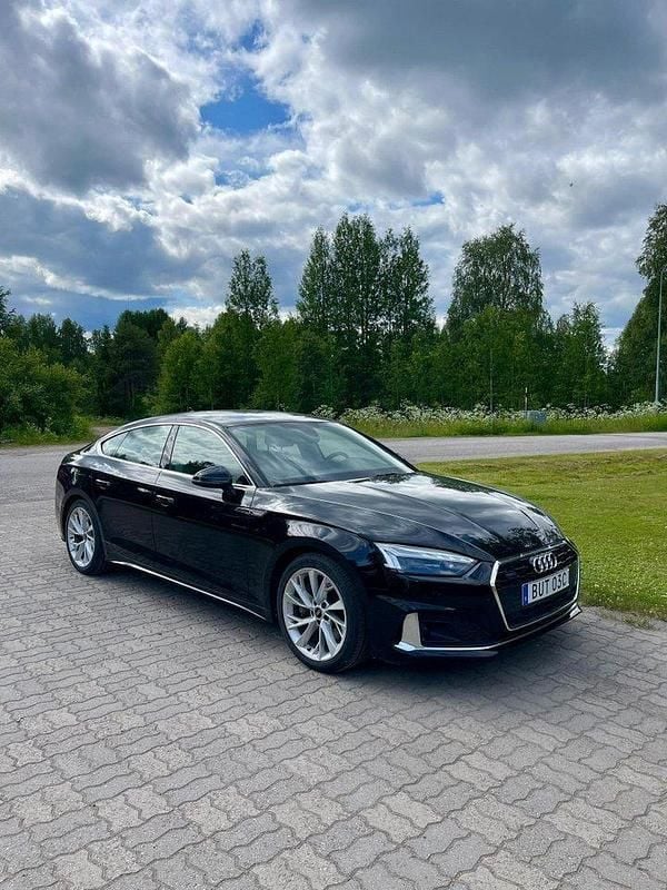 Svart Begagnad 2021 Audi A5 Sportback Comfort Halvkombi | 334 000 kr (Bra pris) - Bild 1/4