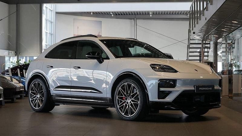 Ljusgrå Begagnad 2024 Porsche Macan Turbo SUV | 1 249 000 kr - Bild 1/4