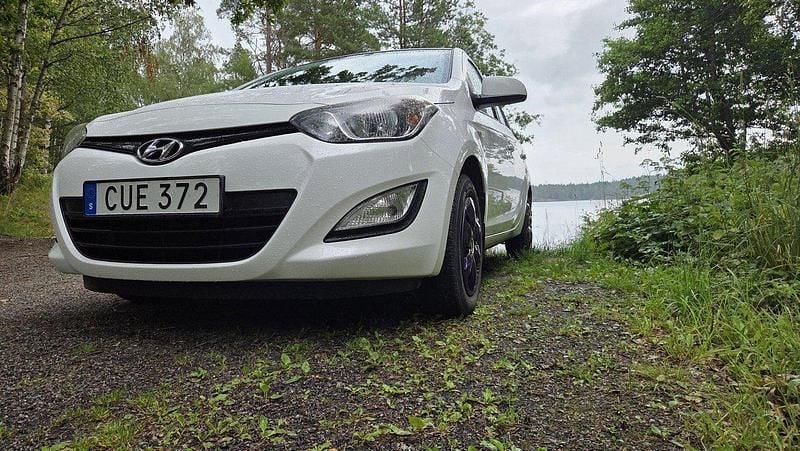 Vit Begagnad 2015 Hyundai i20 Select Halvkombi | 76 900 kr (Marknadspris) - Bild 1/4