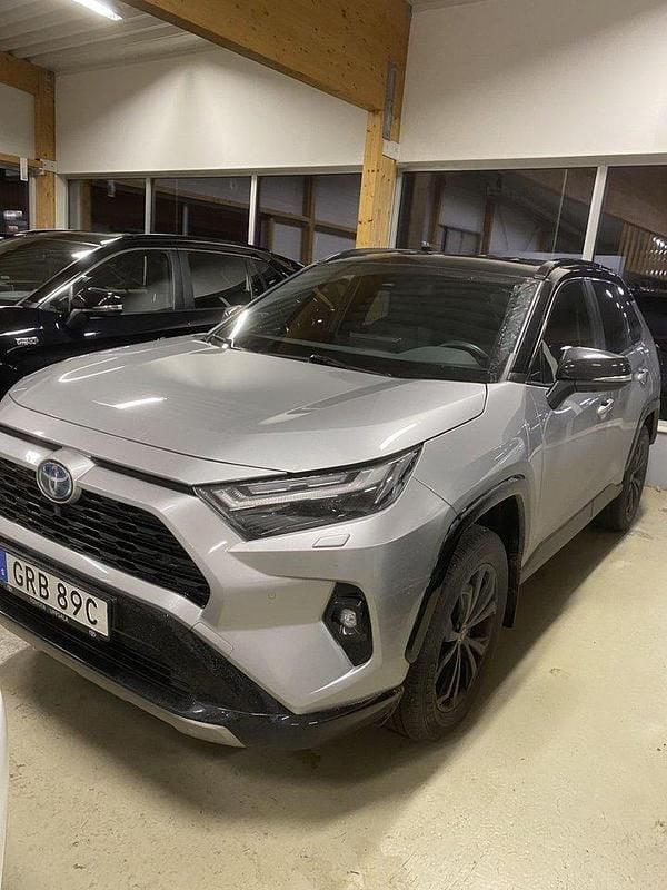 Grå Begagnad 2022 Toyota RAV4 Hybrid Style SUV | 399 900 kr (Marknadspris) - Bild 1/3