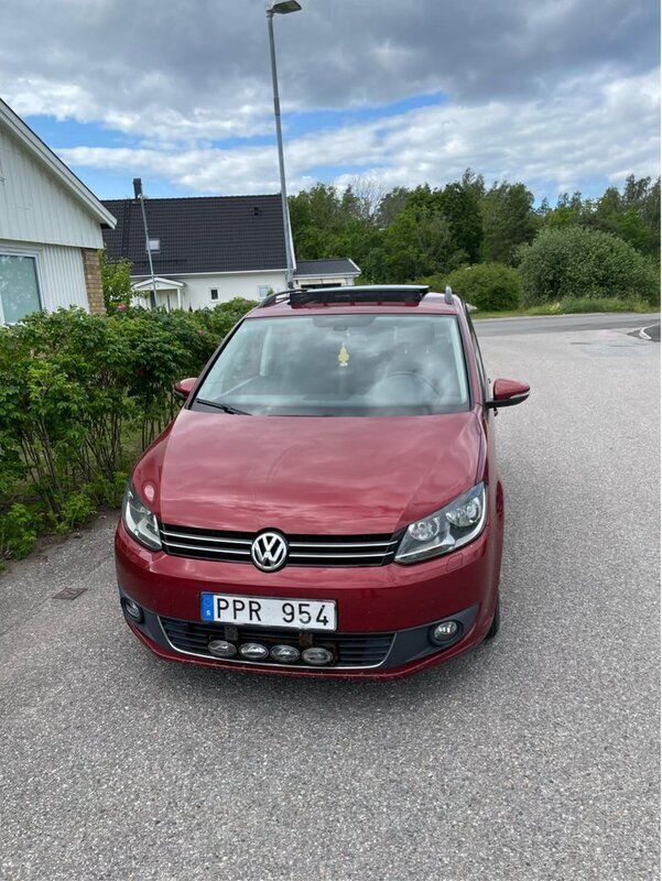 Röd Begagnad 2014 VW Touran Minibuss | 99 900 kr (Marknadspris) - Bild 1/4