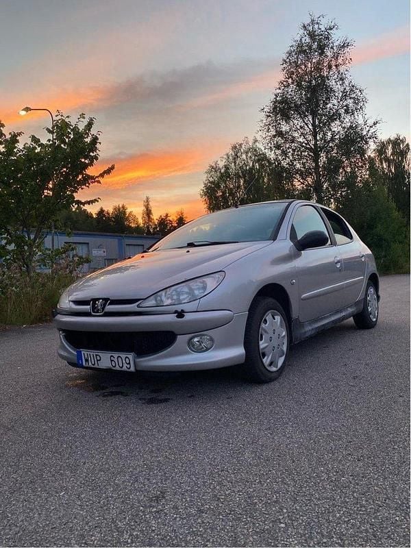 Grå Begagnad 2005 Peugeot 206 Halvkombi | 15 000 kr (Bra pris) - Bild 1/4