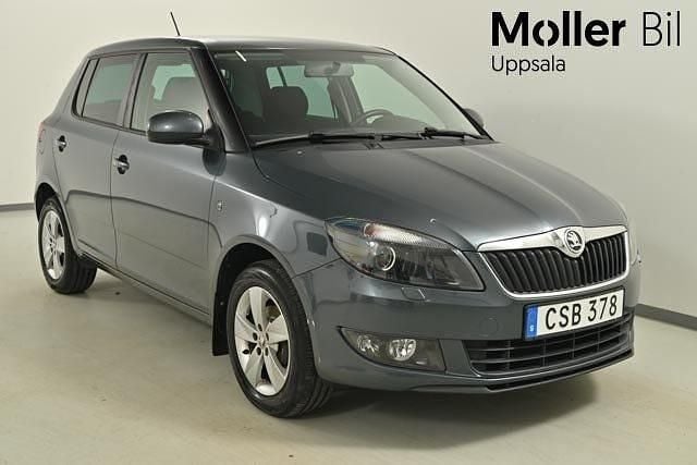 Mörkgrå (metal grey metallic) Begagnad 2015 Skoda Fabia Ambition Halvkombi | 89 000 kr (Marknadspris) - Bild 1/3