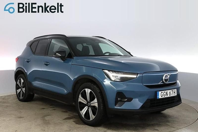 Blå Begagnad 2022 Volvo XC40 Plus SUV | 304 900 kr (Bra pris) - Bild 1/4
