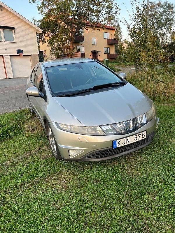 Silver Begagnad 2007 Honda Civic Sport Halvkombi | 35 000 kr (Bra pris) - Bild 1/4