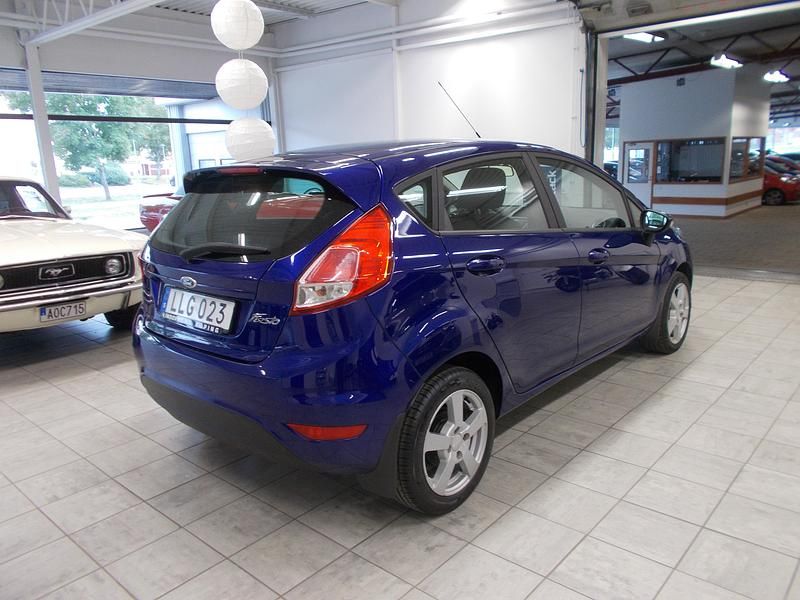 Begagnad Ford Fiesta 81 HK (59 kW) 2014 Blå (deep impact blue met) Halvkombi