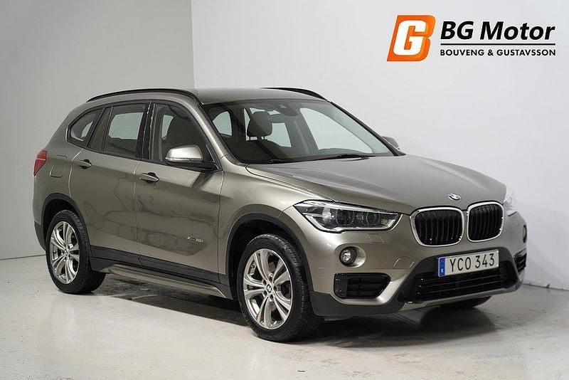 Silver Begagnad 2016 BMW X1 Sport Line SUV | 169 600 kr (Marknadspris) - Bild 1/3