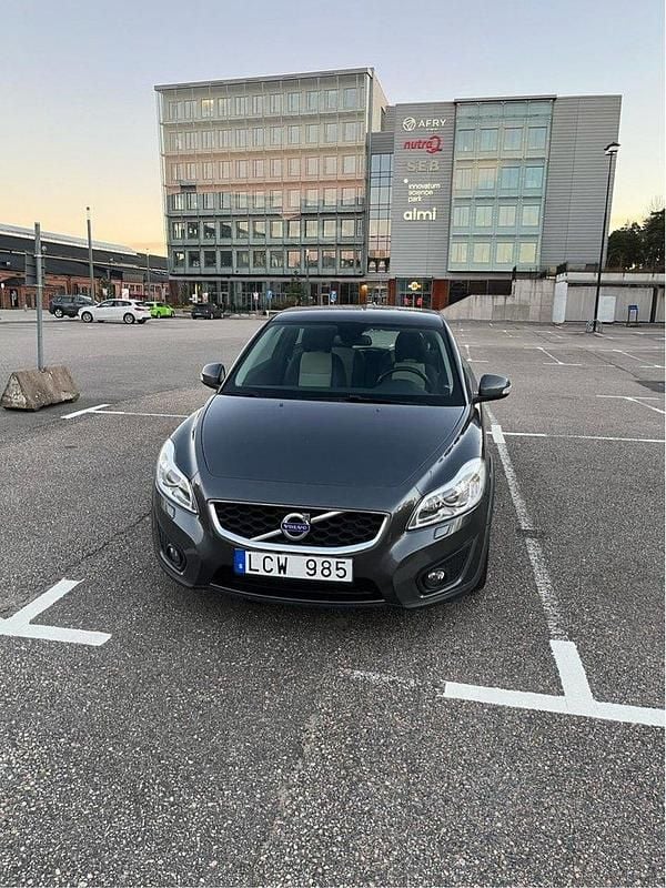 Grå Begagnad 2011 Volvo C30 Momentum Halvkombi | 47 000 kr (Bra pris) - Bild 1/4