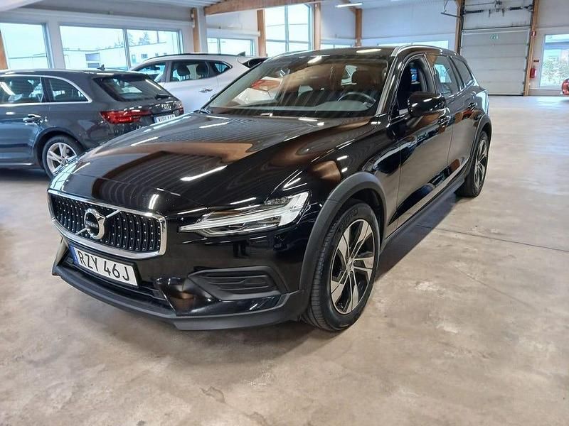 Svart Begagnad 2022 Volvo V60 CC Kombi | 329 000 kr (Marknadspris) - Bild 1/4