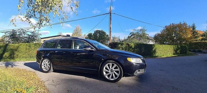 Svart Begagnad 2013 Volvo V70 Summum Kombi | 89 000 kr (Marknadspris) - Bild 1/4
