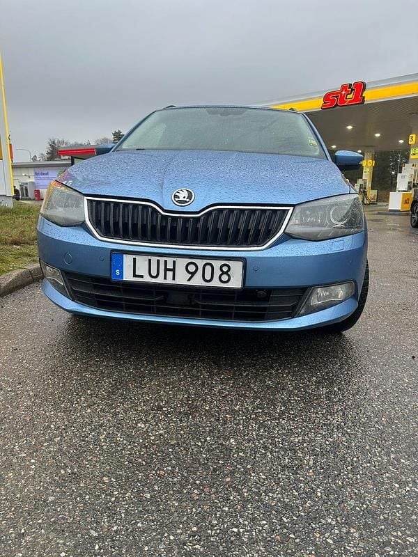 Ljus blå Begagnad 2015 Skoda Fabia Kombi | 99 900 kr (Bra pris) - Bild 1/4