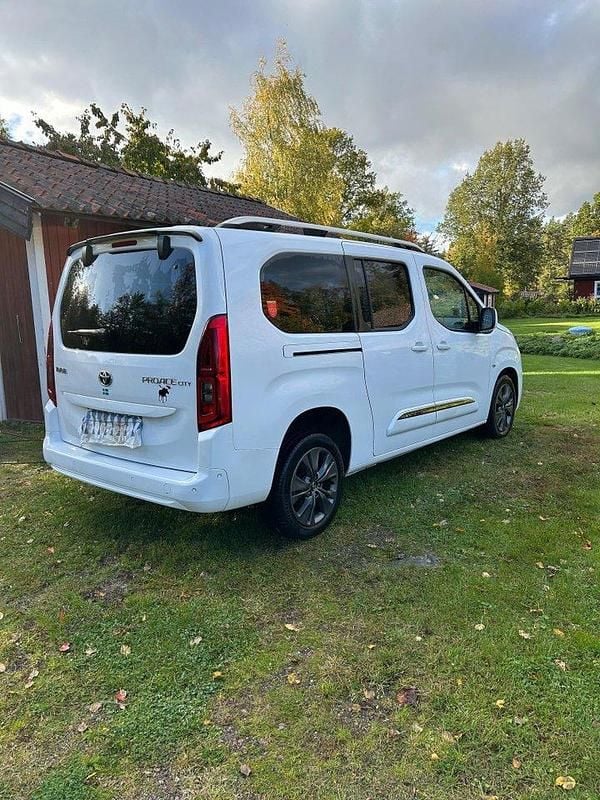 Vit Begagnad 2021 Toyota Proace Verso City Kombi | 299 000 kr (Marknadspris) - Bild 1/4