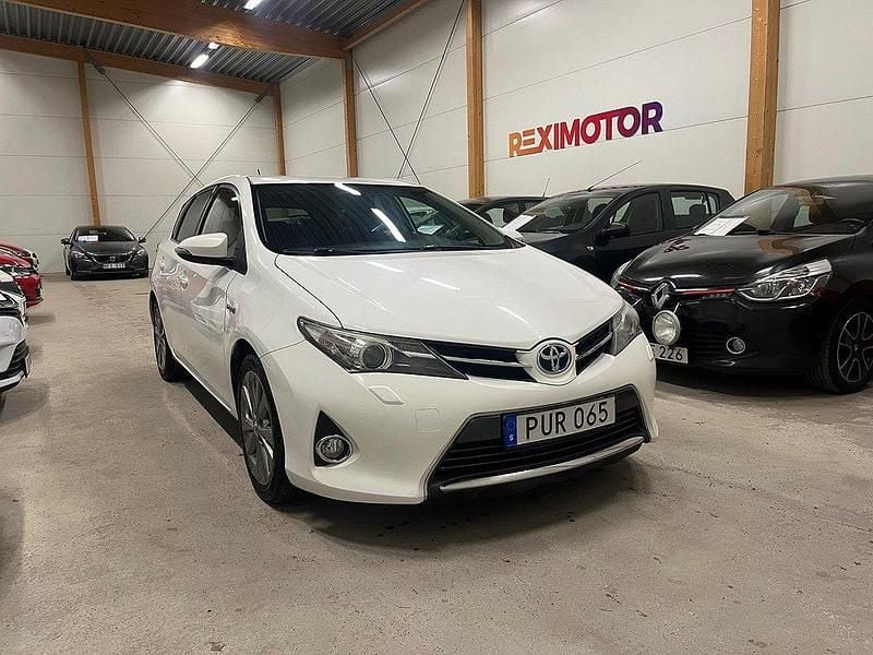 Vit Begagnad 2014 Toyota Auris Hybrid Edition Halvkombi | 129 900 kr (Marknadspris) - Bild 1/4