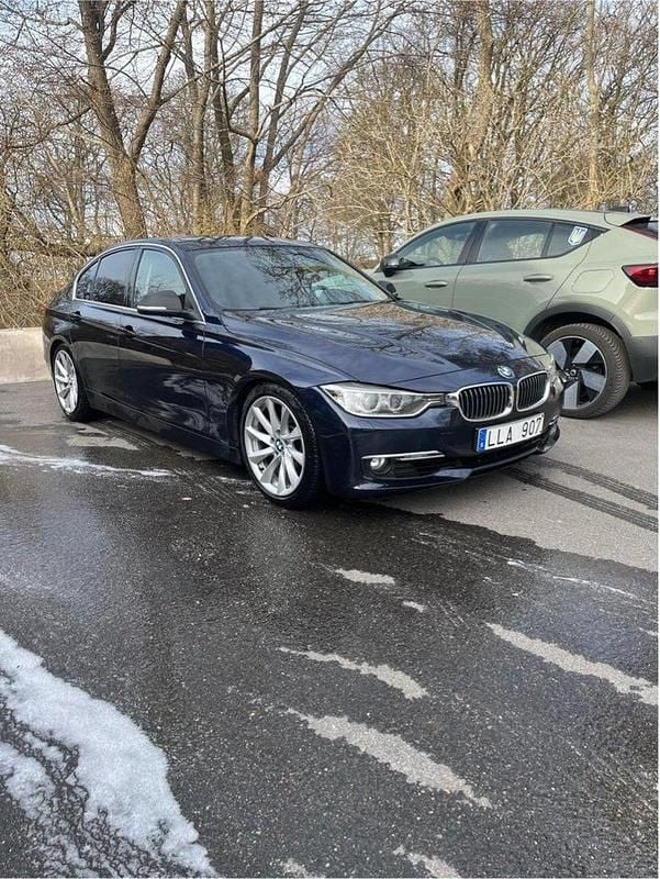 Blå Begagnad 2013 BMW 328 Luxury Line Sedan | 160 000 kr (Marknadspris) - Bild 1/4