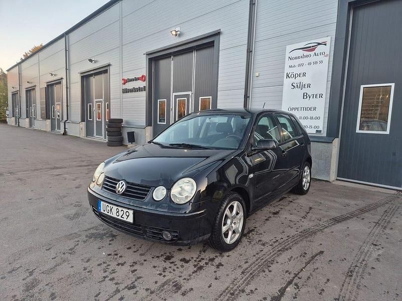 Svart Begagnad 2003 VW Polo Trendline Halvkombi | 24 900 kr (Marknadspris) - Bild 1/4