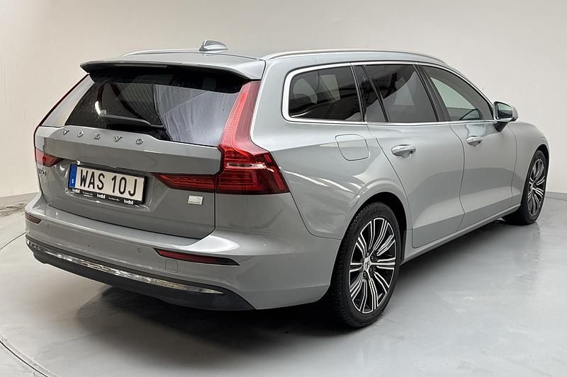 Begagnad Volvo V60 Core 350 HK (257 kW) 2024 Grå Kombi