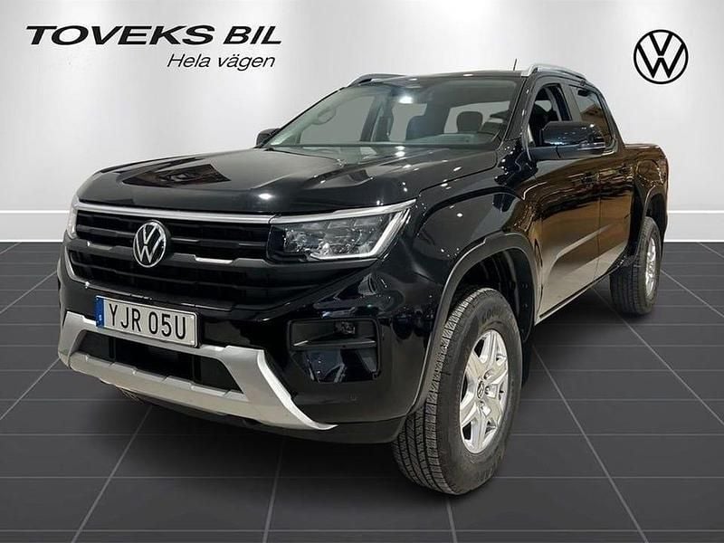 Svart (midnight black metallic) Begagnad 2023 VW Amarok Life Pickup | 869 000 kr - Bild 1/4