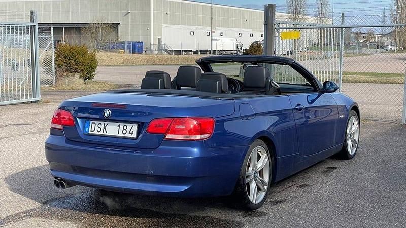 Begagnad BMW 325 218 HK (160 kW) 2007 Lemans blue Cab