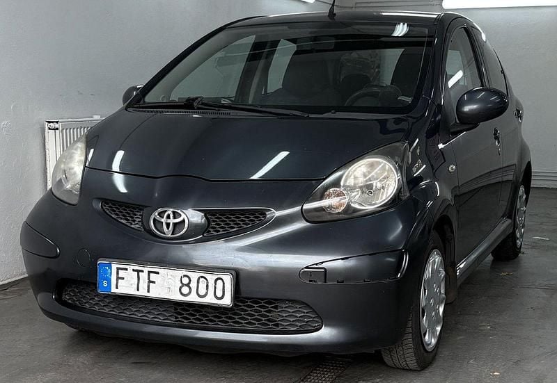Mörkgrå Begagnad 2007 Toyota Aygo Halvkombi | 24 800 kr (Marknadspris) - Bild 1/4