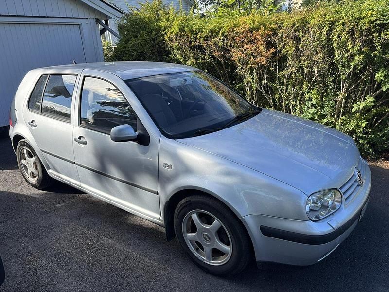 Silver Begagnad 2001 VW Golf IV Basis Halvkombi | 10 000 kr (Superpris) - Bild 1/4