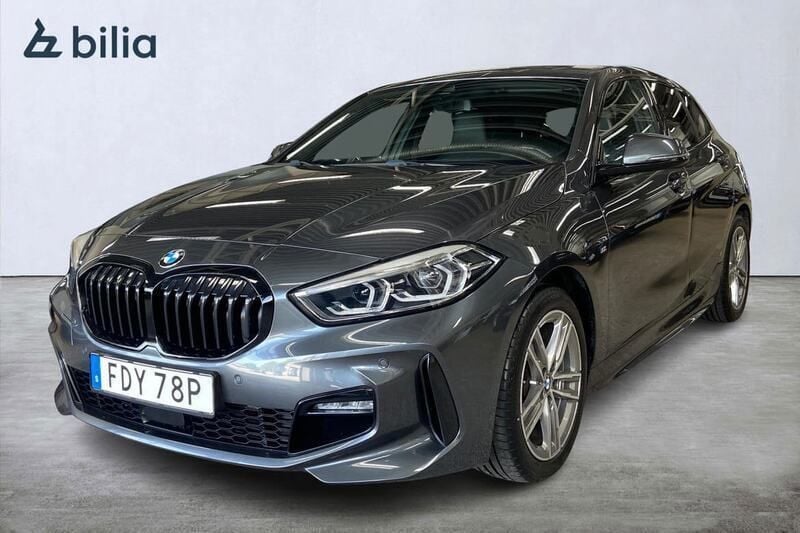 Grå Begagnad 2021 BMW 118 M Sport Halvkombi | 249 000 kr (Marknadspris) - Bild 1/3