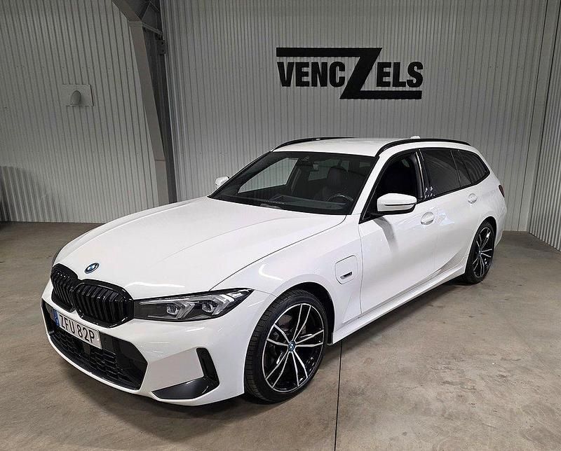 Vit Begagnad 2022 BMW 330e M Sport Kombi | 424 000 kr (Dyr) - Bild 1/4