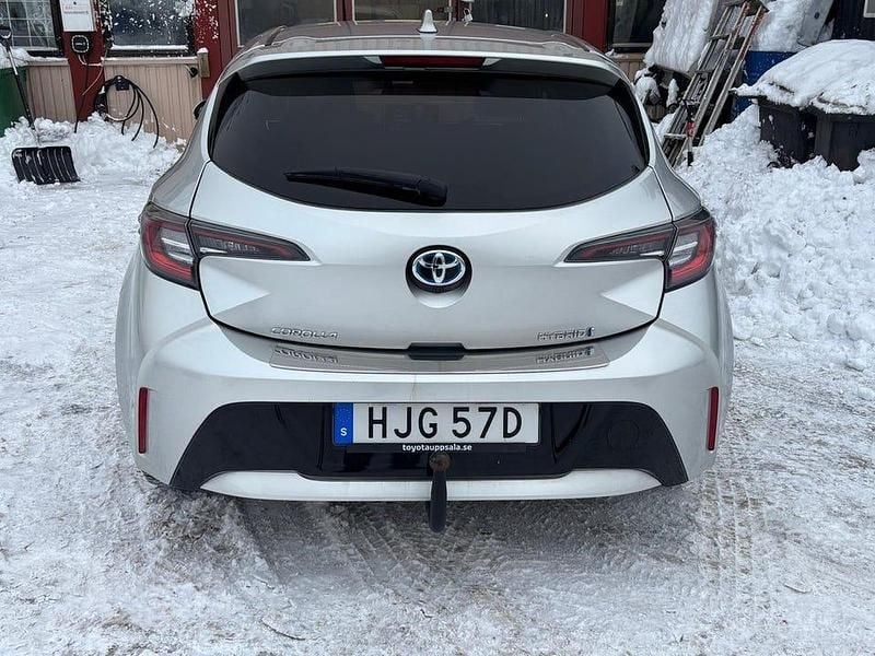 Silver Begagnad 2019 Toyota Corolla Hybrid Style Halvkombi | 199 000 kr (Bra pris) - Bild 1/4