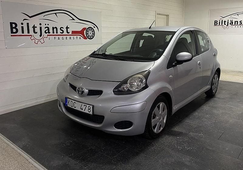 Silver Begagnad 2009 Toyota Aygo Halvkombi | 29 900 kr (Marknadspris) - Bild 1/4