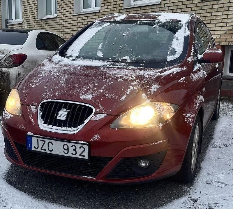 Mörkröd Begagnad 2009 Seat Altea XL Minibuss | 59 900 kr (Lite dyr) - Bild 1/4