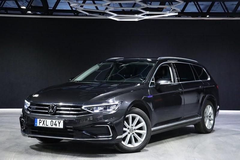Grå Begagnad 2021 VW Passat GTE | 259 900 kr (Marknadspris) - Bild 1/4