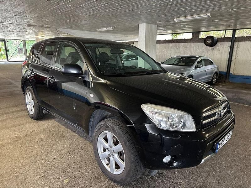 Svart Begagnad 2008 Toyota RAV4 SUV | 69 900 kr (Marknadspris) - Bild 1/4