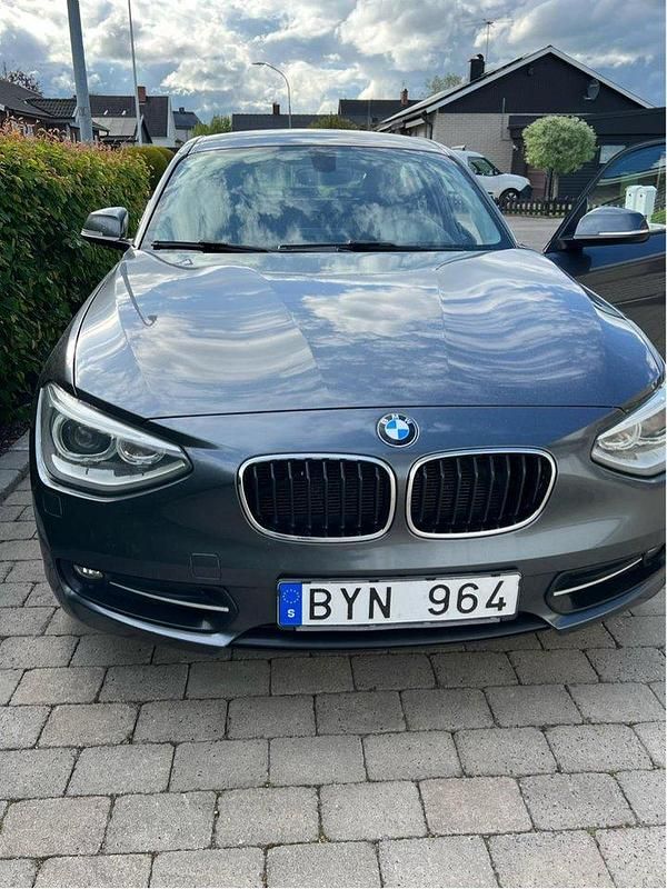 Grå Begagnad 2013 BMW 118 Sport Line Halvkombi | 85 000 kr (Lite dyr) - Bild 1/4