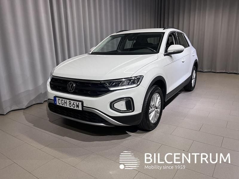 Vit Begagnad 2023 VW T-Roc SUV | 269 900 kr (Marknadspris) - Bild 1/4