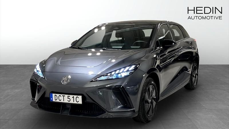 Grå (grey) Begagnad 2023 MG MG4 EV Halvkombi | 259 900 kr (Marknadspris) - Bild 1/4