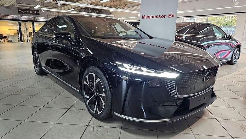 Svart Ny 2025 Mazda 6e Takumi-Line Sedan | 472 400 kr - Bild 1/3