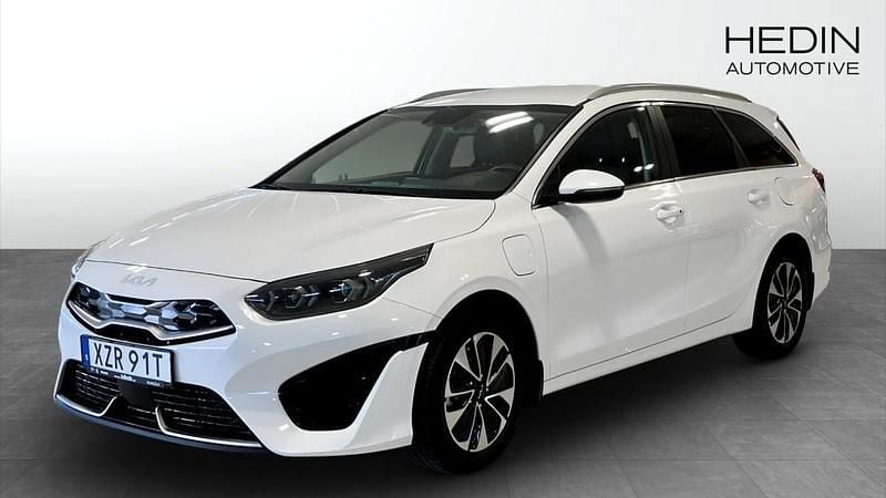 Vit (white) Begagnad 2022 Kia Ceed Sportswagon Advance Kombi | 239 900 kr (Marknadspris) - Bild 1/4